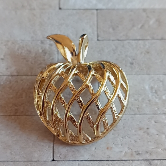 Gerry's Gold Tone Apple Brooch - Picture 1 of 4